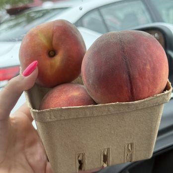 HTH Farm Market - Local peaches - Farmers Market Near Me - Columbus, Ohio