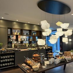 Motel One Dresden-Palaisplatz - ... Frühstücksbuffet ...