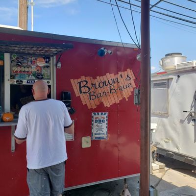 Brown's BBQ by null