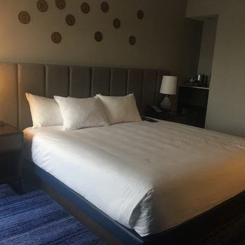 DoubleTree by Hilton Montreal - Hotels Near Me - Montreal, Quebec