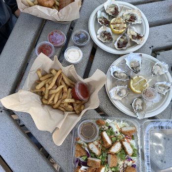 The Birds Cafe - Thai chicken salad, bbq oysters with bacon and Gorgonzola, raw oysters, fried prawns, fries - Seafood Near Me - Bodega Bay, California