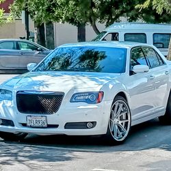 Tire & Wheel Zone - Chrysler 300 with 22 inch ferrada