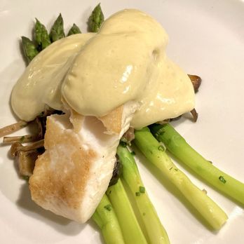 Monarque - Halibut w/asparagus, mushrooms & beurre blanc sauce (slightly heavy on sauce but otherwise delicious) - Brasseries Near Me - Montreal, Quebec Monarque - Halibut w/asparagus, mushrooms & beurre blanc sauce (slightly heavy on sauce but otherwise delicious) - Brasseries Near Me - Montreal, Quebec