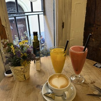 La Rollerie - fresh orange juice, strawberry smoothie, latte - Breakfast & Brunch Near Me - Madrid, M La Rollerie - fresh orange juice, strawberry smoothie, latte - Breakfast & Brunch Near Me - Madrid, M