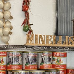 Minelli's Pizza - Cool signage