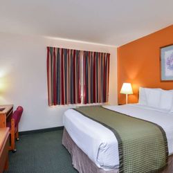 Travelodge Suites by Wyndham Newberg - Guest room