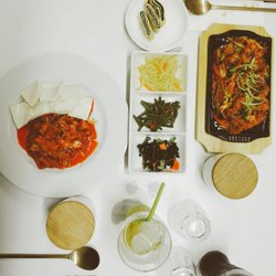 DOMA - Tofu kimchi sauté (gauche), banchan, Osam (droite)