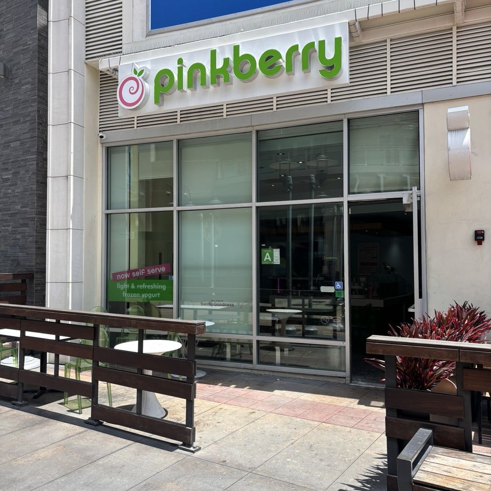 Pinkberry - Entrance and outdoor seating - Ice Cream & Frozen Yogurt Near Me - Burbank, California