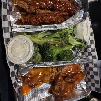 Birdies Wings and Bar - 3 Tender 5 Wing Combo (Nashville Hot - Tenders, Hot Honey - wings) w/ broccoli side - Chicken Wings Near Me - Corpus Christi, Texas