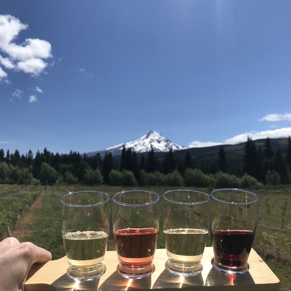 Grateful Vineyard - Wine flight - Wine Tasting Room Near Me - Mount Hood, Oregon