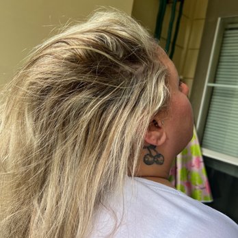 A Villa For Hair - This is what i got doesn't look like i had anything done what really gets to me she says she will fix it then-says no - Hair Stylists Near Me - San Antonio, Texas
