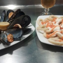 Mejillonera - Mejillones al vapor y calamar bravo.