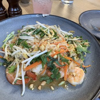 Fall Line Kitchen & Cocktails - Shrimp pad Thai - Sandwiches Near Me - Vail, Colorado