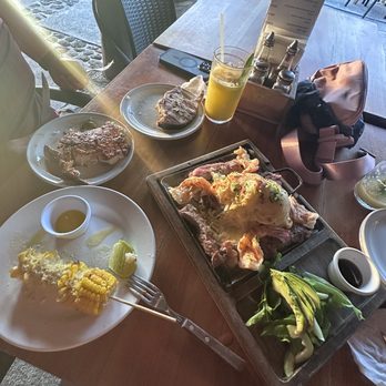 La Caleta - Coliflor con queso y papas con camarón y bistek. Alado 2 diferentes pescados guajo  Con juego de mango - Seafood Near Me - Puerto Aventuras, YUC