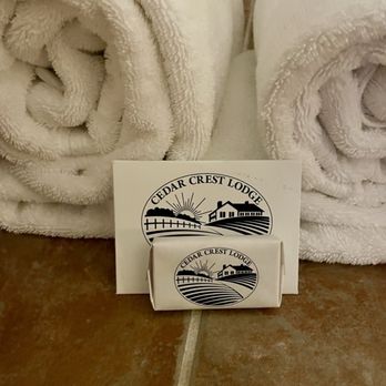 Cedar Crest Lodge - Plush towels and toiletries with soft robes for the huge jetted tub and two person rain shower. - Bed & Breakfast Near Me - Pleasanton, Kansas