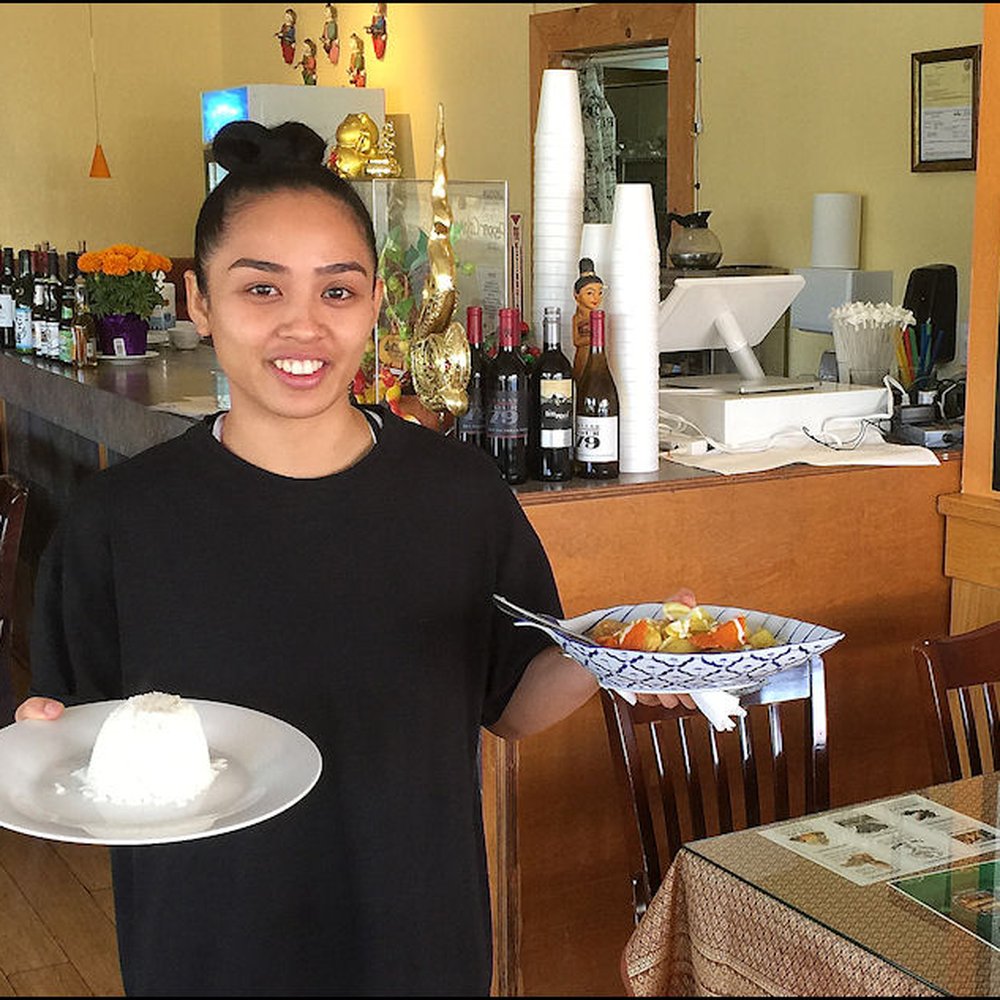 Khun Suda - Meet Mook, my friendly hotess, who brought me my "Yellow Curry" lunch, along with an optional serving of Jasmine rice. - Thai Near Me - Roseville, California