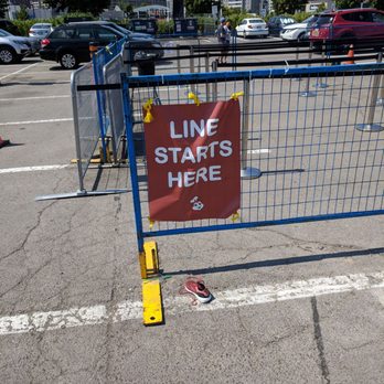 Jollibee - Lineup area - Fast Food Near Me - Scarborough, Alberta