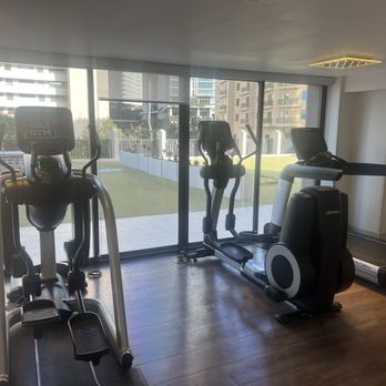 Holiday Inn Express Waikiki - Gym is pretty big for Waikiki! This is more like a Vegas sized gym! lol - Hotels Near Me - Honolulu, Hawaii