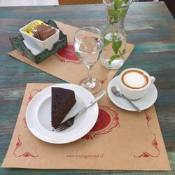 Trufa - Cappuccino und Sachertorte. Super lecker   Die Karaffe mit Minzwasser gibt es immer gratis dazu.