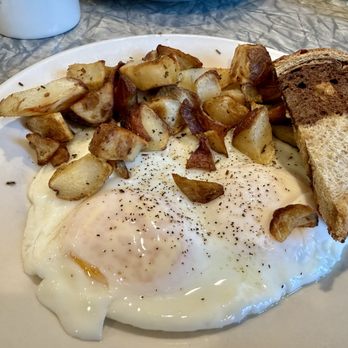 Henrys Diner - Simple eggs and toast and really good home fries ( seasoned with rosemary!!!) - Diners Near Me - Burlington, Vermont