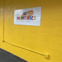 Los Mumchies - Sign out front