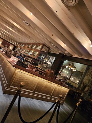 Harp & Crown by null