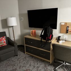 Candlewood Suites Oak Harbor - Remodeled room tv and desk