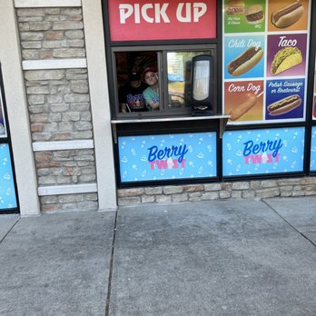 Berry Twist - The worker with a bad attitude - Ice Cream & Frozen Yogurt Near Me - Floyds Knobs, Indiana
