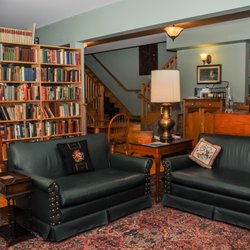 Chanterelle Country Inn - Hearth room and library