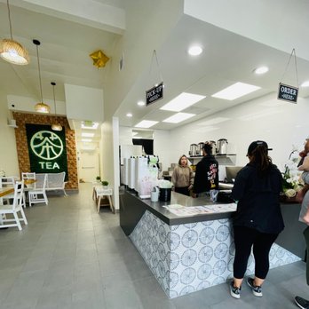 R&B Tea - people standing at a counter - Bubble Tea Near Me - La Mirada, California