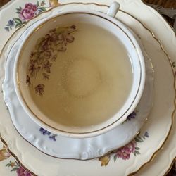 Centreville Cafe - Lukewarm Darjeeling after steeping. This is not what Black tea should look like!