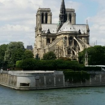 Île de la Cité - Backside of Cathedral Notre Dame, Jewish memorial and the beautiful Seine - Landmarks & Historical Buildings Near Me