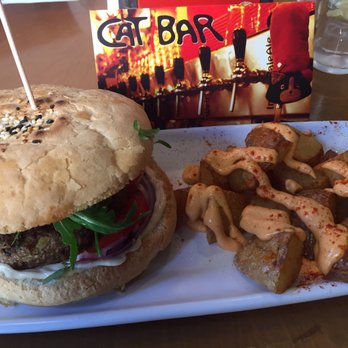 VeganCatBar - Amazing vegan burger with mushrooms and roasted potatoes. - Vegan Near Me - Barcelona, B VeganCatBar - Amazing vegan burger with mushrooms and roasted potatoes. - Vegan Near Me - Barcelona, B