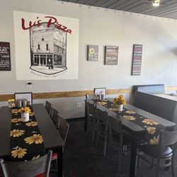 Lu's Pizza - Wall Decor & Dining Area