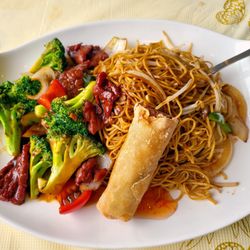 Fishermans Chinese Fusion - 西蘭花牛肉配炒麵 $14.95 ~ 西蘭花牛肉鑊氣十足好味不油，炒麵是炒出來而不是用油炸，可以吃到麵條的軟糯，附送炸素春卷一條