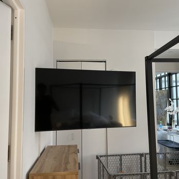 Mounting NYC - Long-Arm Mount Installation to accommodate an awkward room layout - TV Mounting Near Me - New York, New York Mounting NYC - Long-Arm Mount Installation to accommodate an awkward room layout - TV Mounting Near Me - New York, New York