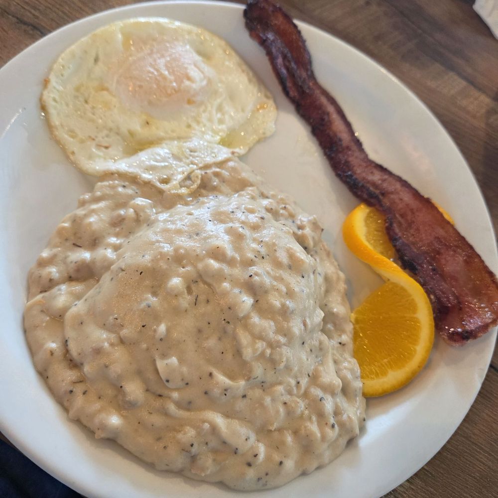 Arnie's Cafe - Biscuit and gravy - Breakfast & Brunch Near Me - Warrenton, Oregon