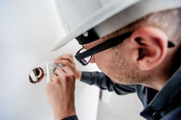 Harvey’s Electricians Logo