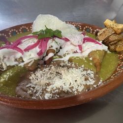 Casa De los Chilaquiles - Chilaquiles rellenos de chicharrón prensado con salsa verde