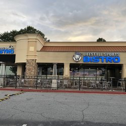 Lifestyle Sports Bistro - The outside patio was too crowded with tables placed too close to each other.