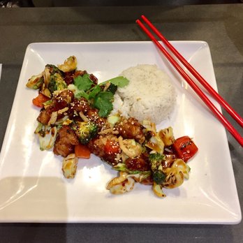 Lee Kitchen - General Tao chicken and rice - Asian Fusion Near Me - Mississauga, Ontario Lee Kitchen - General Tao chicken and rice - Asian Fusion Near Me - Mississauga, Ontario
