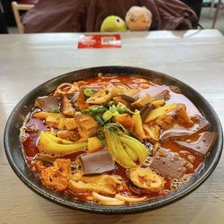 果木烟熏肠旺米线 Braised Pork Intestine & Red Konjac in Spicy Rice Noodle Pork Soup