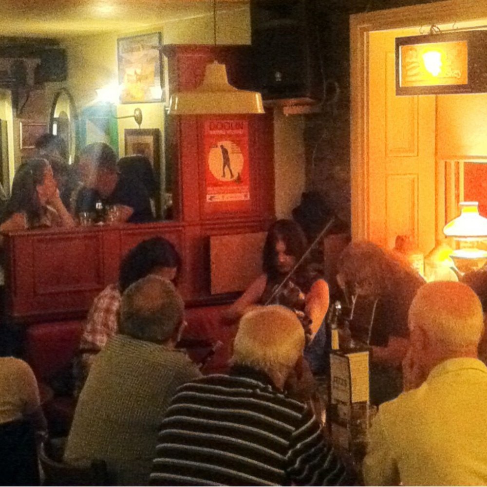 Fitz's Pub - Listening to the amazing Piper Blackie - Pubs Near Me - Doolin, CE