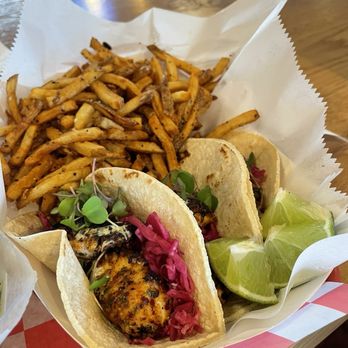 Mast Landing Brewing Company - Fish tacos and fries - Breweries Near Me - Freeport, Maine