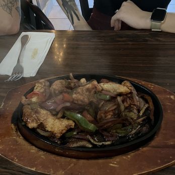Lino's Mexican Cuisine - Chicken fajitas - Mexican Near Me - Bakersfield, California