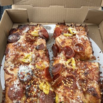 COMO's Restaurant - Pepperoni Pizza with banana peppers. - Pizza Near Me - Ferndale, Michigan COMO's Restaurant - Pepperoni Pizza with banana peppers. - Pizza Near Me - Ferndale, Michigan