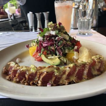 Houston's Restaurant - Sashimi tuna salad - American Near Me - Pompano Beach, Florida