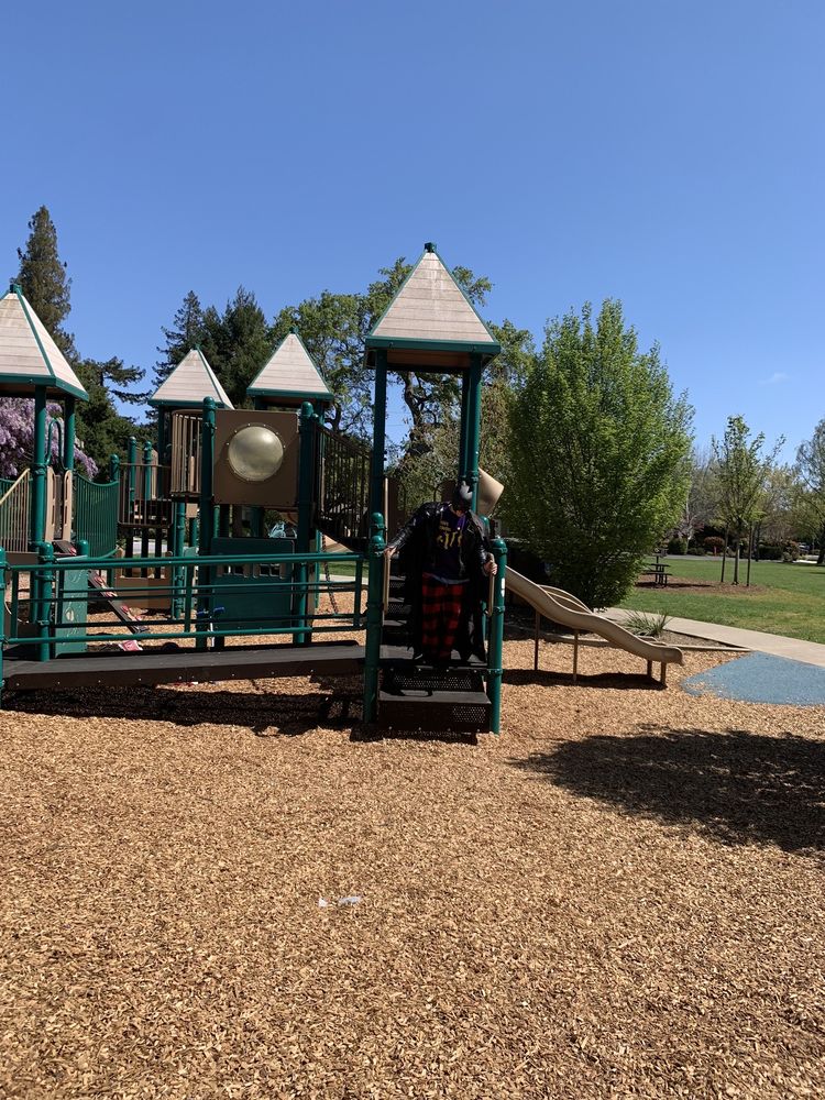 Little’s Athletics & Education Logo