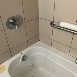 Land's End at Cannon Beach - Barely working shower.