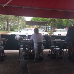 The Pocket Burleigh - Great outdoor seating, overlooking the park.